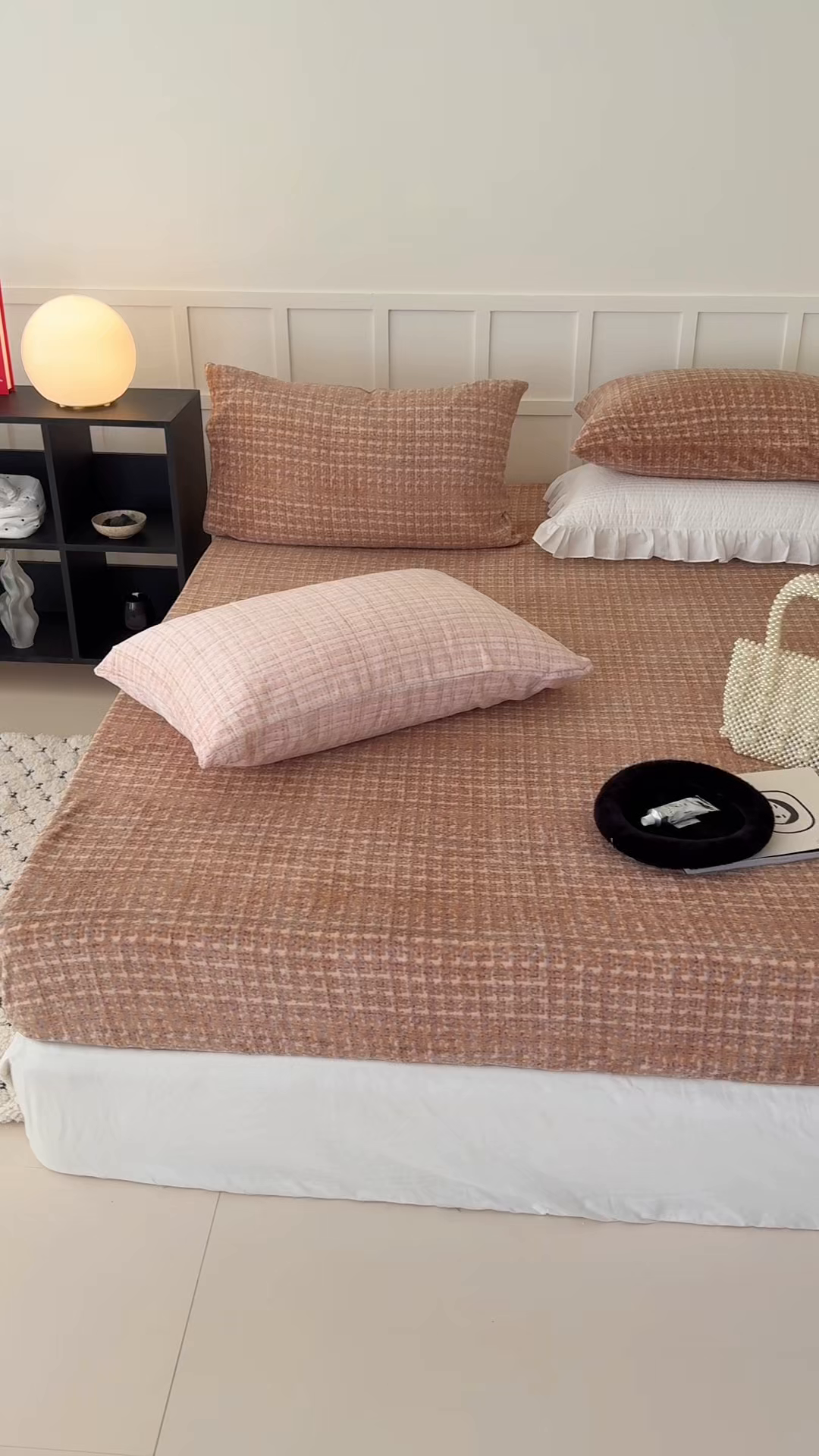 91家纺网 家纺一手货源 找家纺 三朵家纺 2025新款牛奶绒印花单床笠 床笠单件 小香格咖