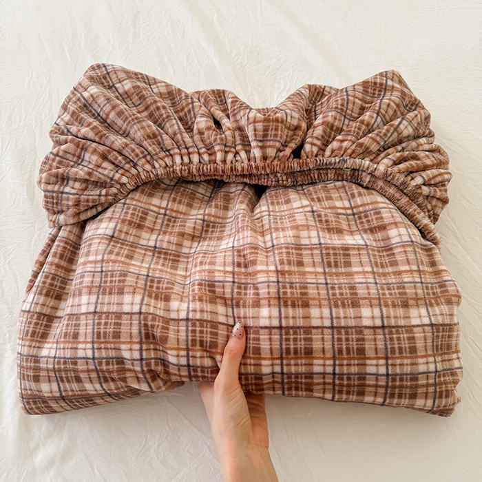 91家纺网 家纺一手货源 找家纺 三朵家纺 2025新款牛奶绒印花单床笠 床笠单件 中古咖格