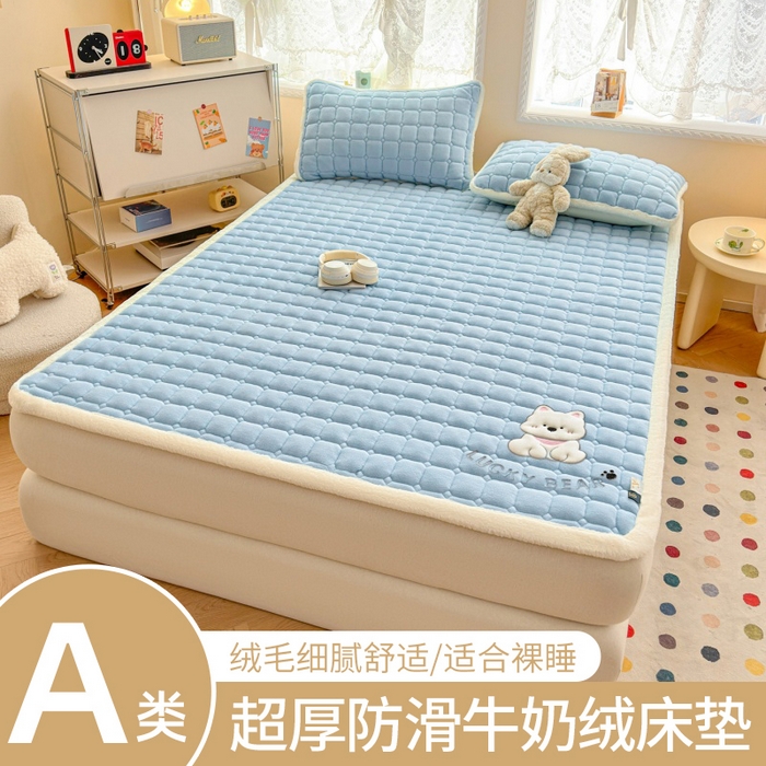 91家纺网 家纺一手货源 找家纺 爱屋及屋 2025新款牛奶绒小狗毛巾绣床垫-大床 luck狗-天空蓝