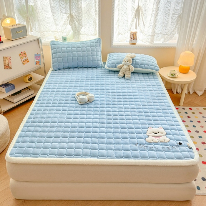 91家纺网 家纺一手货源 找家纺 爱屋及屋 2025新款牛奶绒小狗毛巾绣床垫-大床 luck狗-天空蓝