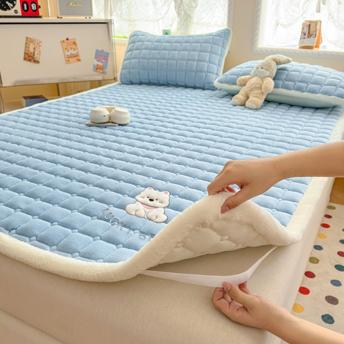 91家纺网 家纺一手货源 找家纺 爱屋及屋 2025新款牛奶绒小狗毛巾绣床垫-大床 luck狗-天空蓝