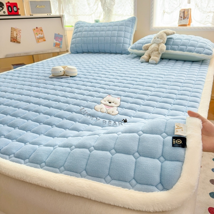 91家纺网 家纺一手货源 找家纺 爱屋及屋 2025新款牛奶绒小狗毛巾绣床垫-大床 luck狗-天空蓝