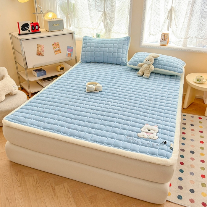 91家纺网 家纺一手货源 找家纺 爱屋及屋 2025新款牛奶绒小狗毛巾绣床垫-大床 luck狗-天空蓝