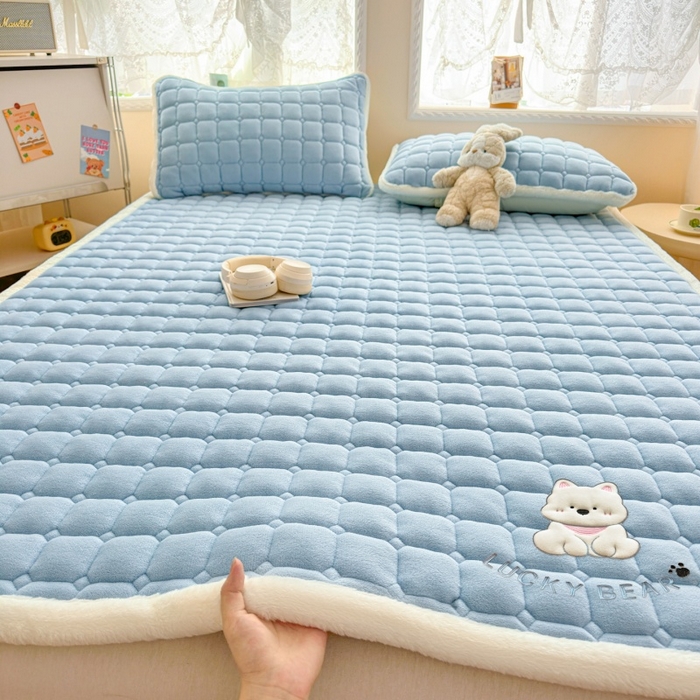 91家纺网 家纺一手货源 找家纺 爱屋及屋 2025新款牛奶绒小狗毛巾绣床垫-大床 luck狗-天空蓝