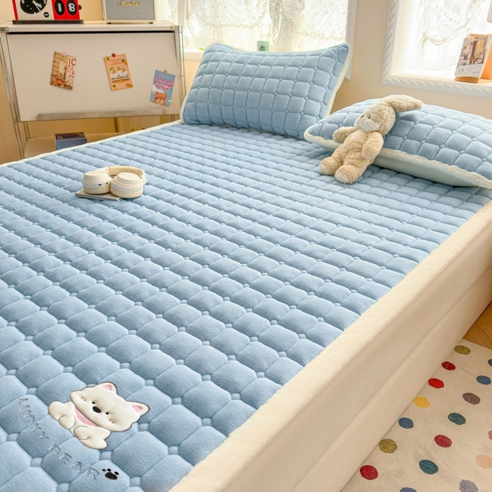 91家纺网 家纺一手货源 找家纺 爱屋及屋 2025新款牛奶绒小狗毛巾绣床垫-大床 luck狗-天空蓝