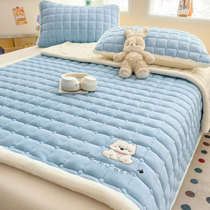 91家纺网 家纺一手货源 找家纺 爱屋及屋 2025新款牛奶绒小狗毛巾绣床垫-大床 luck狗-天空蓝