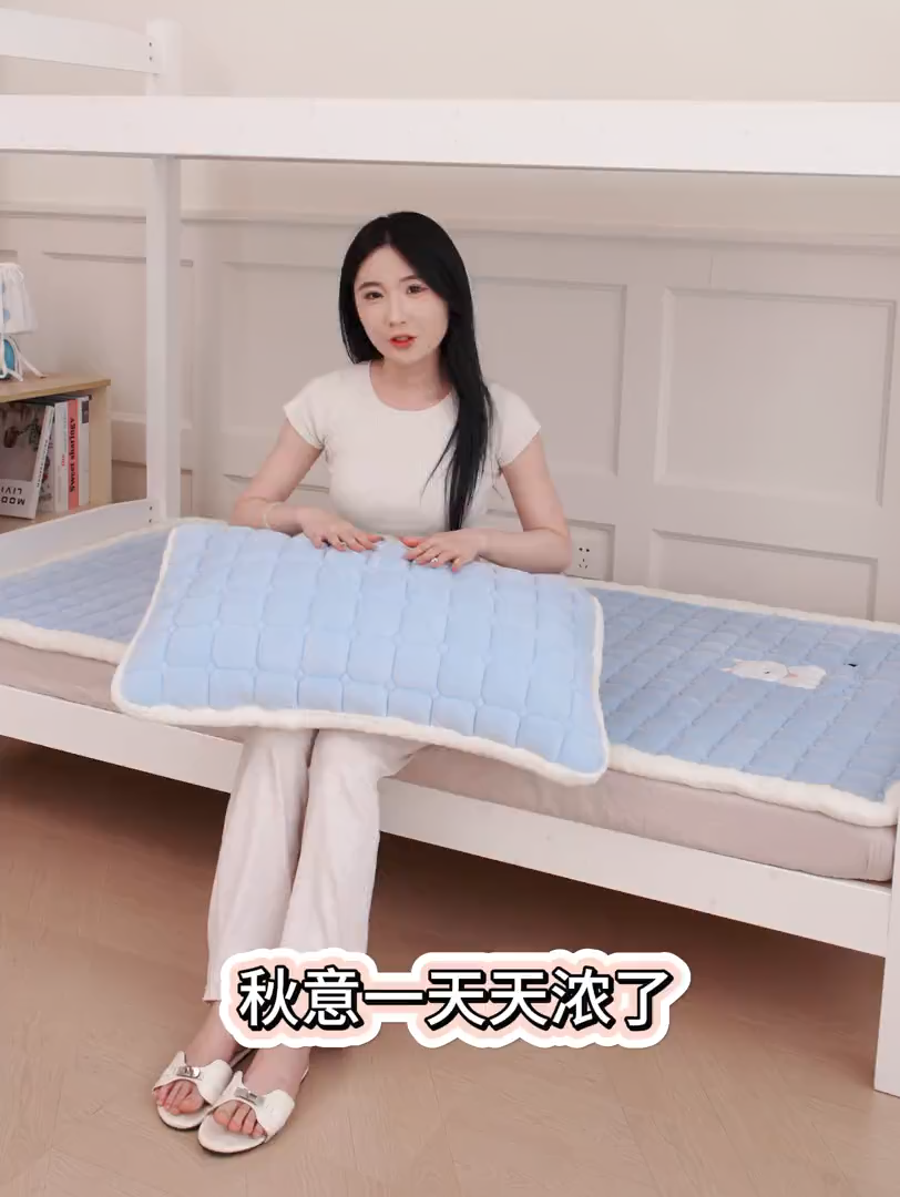 91家纺网 家纺一手货源 找家纺 爱屋及屋 2025新款牛奶绒小狗毛巾绣床垫-大床 luck狗-天空蓝