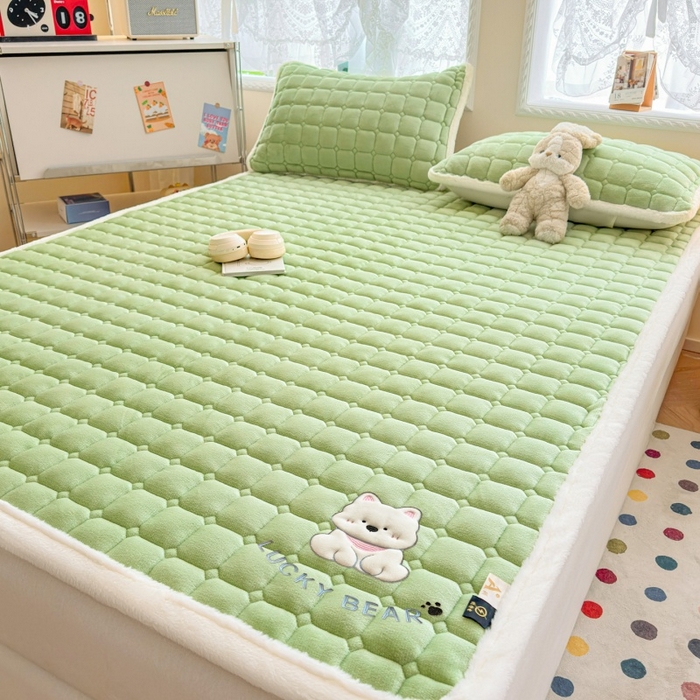 91家纺网 家纺一手货源 找家纺 爱屋及屋 2025新款牛奶绒小狗毛巾绣床垫-大床 luck狗-草绿