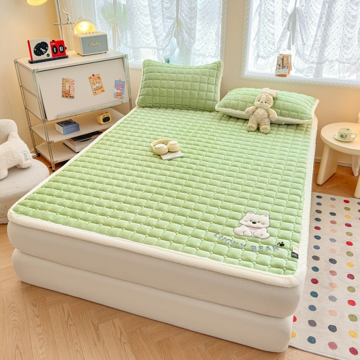 91家纺网 家纺一手货源 找家纺 爱屋及屋 2025新款牛奶绒小狗毛巾绣床垫-大床 luck狗-草绿