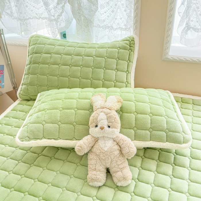 91家纺网 家纺一手货源 找家纺 爱屋及屋 2025新款牛奶绒小狗毛巾绣床垫-大床 luck狗-草绿