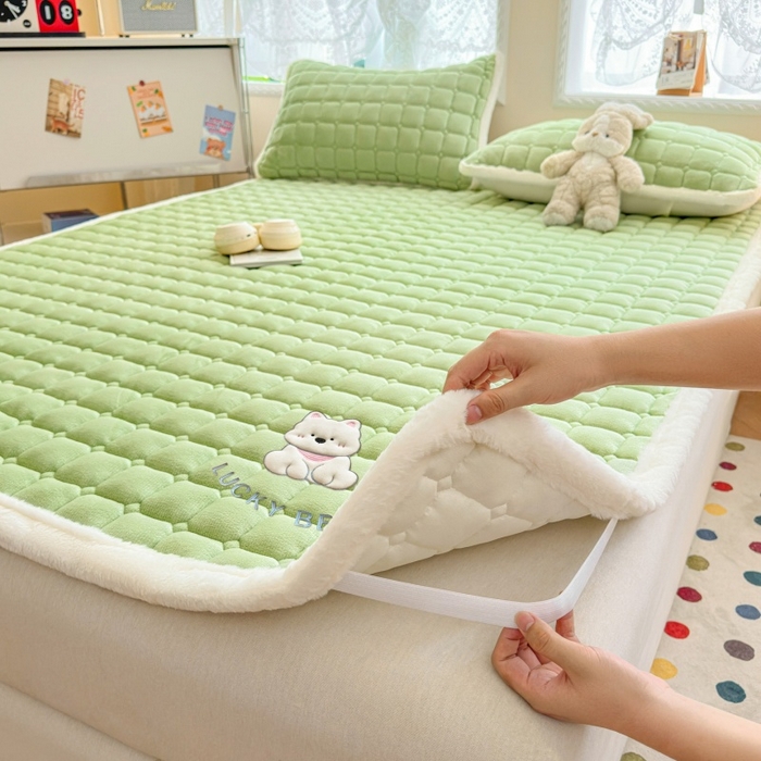 91家纺网 家纺一手货源 找家纺 爱屋及屋 2025新款牛奶绒小狗毛巾绣床垫-大床 luck狗-草绿