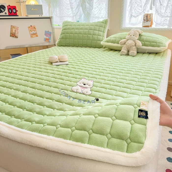 91家纺网 家纺一手货源 找家纺 爱屋及屋 2025新款牛奶绒小狗毛巾绣床垫-大床 luck狗-草绿