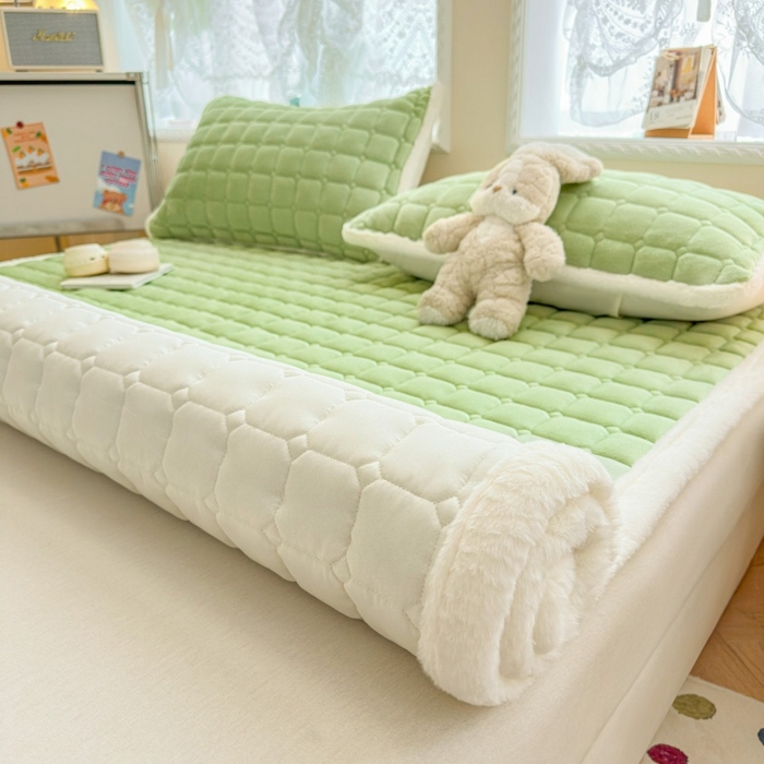 91家纺网 家纺一手货源 找家纺 爱屋及屋 2025新款牛奶绒小狗毛巾绣床垫-大床 luck狗-草绿