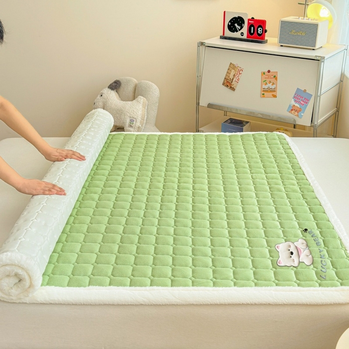 91家纺网 家纺一手货源 找家纺 爱屋及屋 2025新款牛奶绒小狗毛巾绣床垫-大床 luck狗-草绿