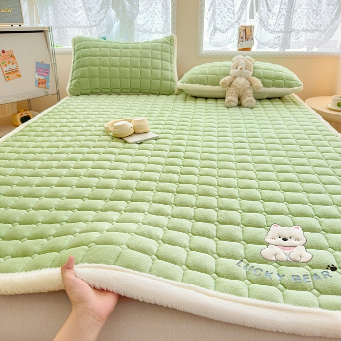 91家纺网 家纺一手货源 找家纺 爱屋及屋 2025新款牛奶绒小狗毛巾绣床垫-大床 luck狗-草绿