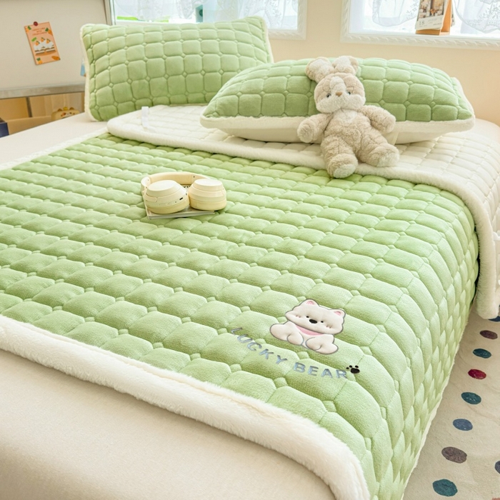 91家纺网 家纺一手货源 找家纺 爱屋及屋 2025新款牛奶绒小狗毛巾绣床垫-大床 luck狗-草绿