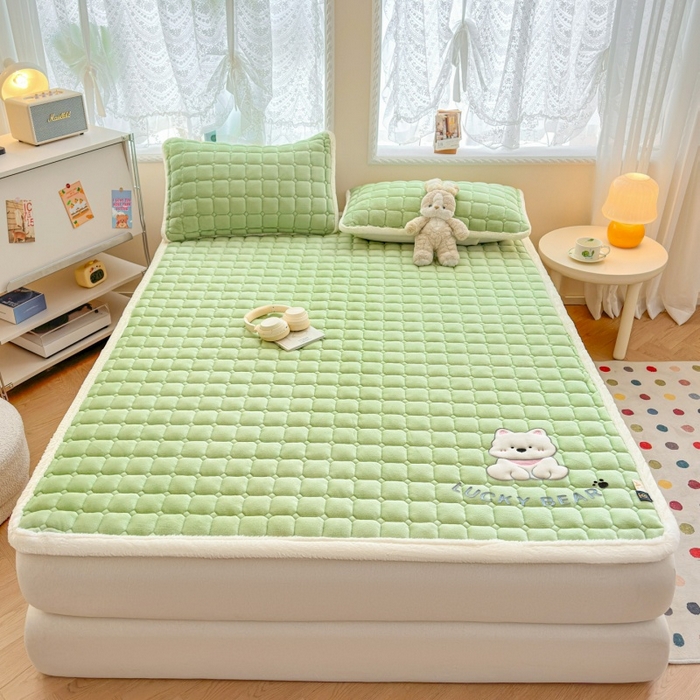 91家纺网 家纺一手货源 找家纺 爱屋及屋 2025新款牛奶绒小狗毛巾绣床垫-大床 luck狗-草绿