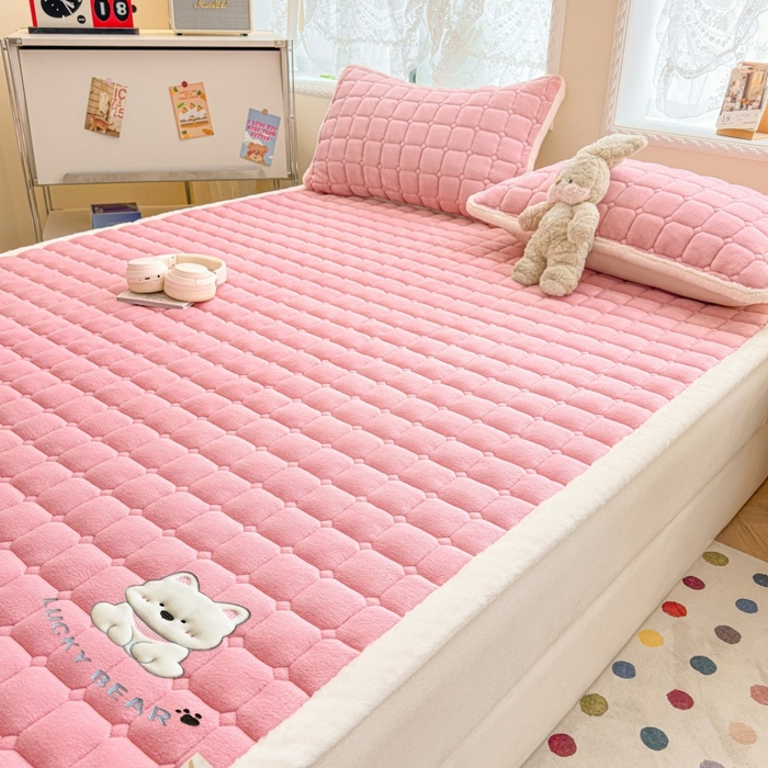 91家纺网 家纺一手货源 找家纺 爱屋及屋 2025新款牛奶绒小狗毛巾绣床垫-大床 luck狗-粉玉