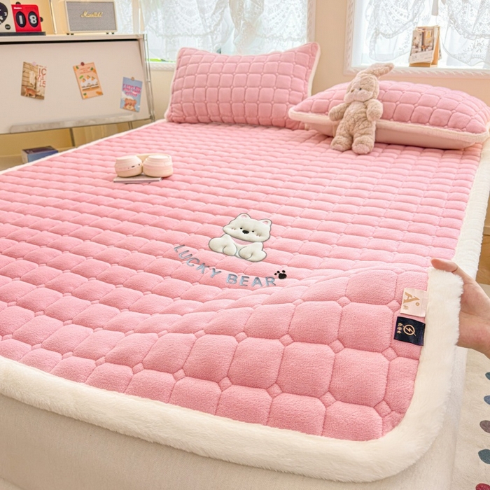 91家纺网 家纺一手货源 找家纺 爱屋及屋 2025新款牛奶绒小狗毛巾绣床垫-大床 luck狗-粉玉