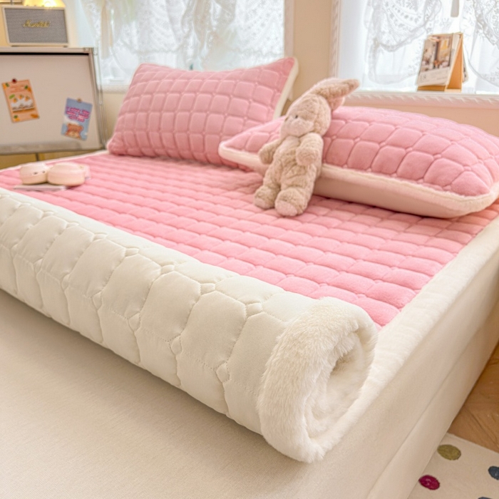 91家纺网 家纺一手货源 找家纺 爱屋及屋 2025新款牛奶绒小狗毛巾绣床垫-大床 luck狗-粉玉