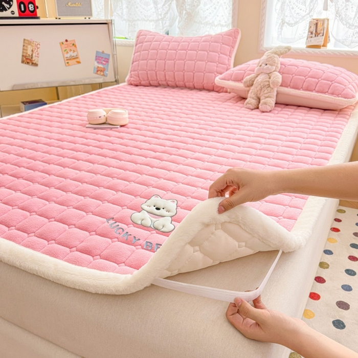 91家纺网 家纺一手货源 找家纺 爱屋及屋 2025新款牛奶绒小狗毛巾绣床垫-大床 luck狗-粉玉