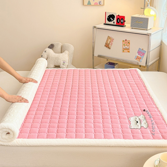 91家纺网 家纺一手货源 找家纺 爱屋及屋 2025新款牛奶绒小狗毛巾绣床垫-大床 luck狗-粉玉