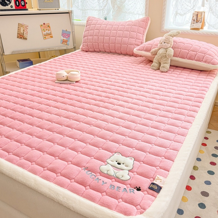 91家纺网 家纺一手货源 找家纺 爱屋及屋 2025新款牛奶绒小狗毛巾绣床垫-大床 luck狗-粉玉