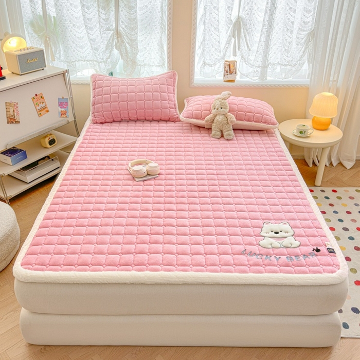 91家纺网 家纺一手货源 找家纺 爱屋及屋 2025新款牛奶绒小狗毛巾绣床垫-大床 luck狗-粉玉