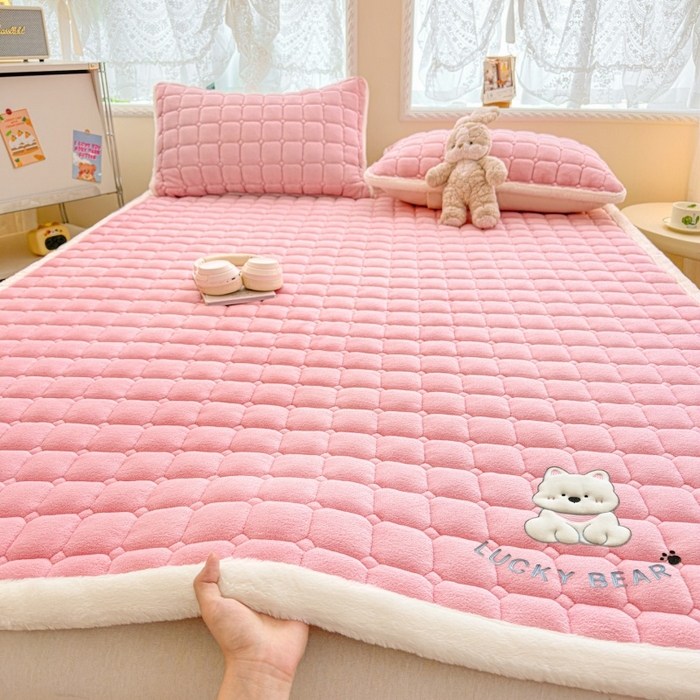 91家纺网 家纺一手货源 找家纺 爱屋及屋 2025新款牛奶绒小狗毛巾绣床垫-大床 luck狗-粉玉