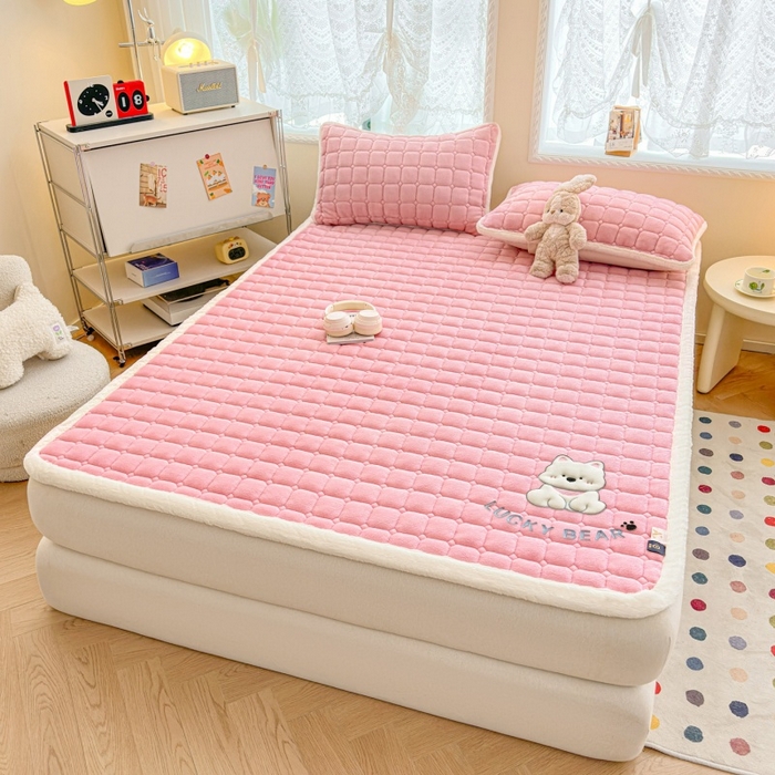 91家纺网 家纺一手货源 找家纺 爱屋及屋 2025新款牛奶绒小狗毛巾绣床垫-大床 luck狗-粉玉