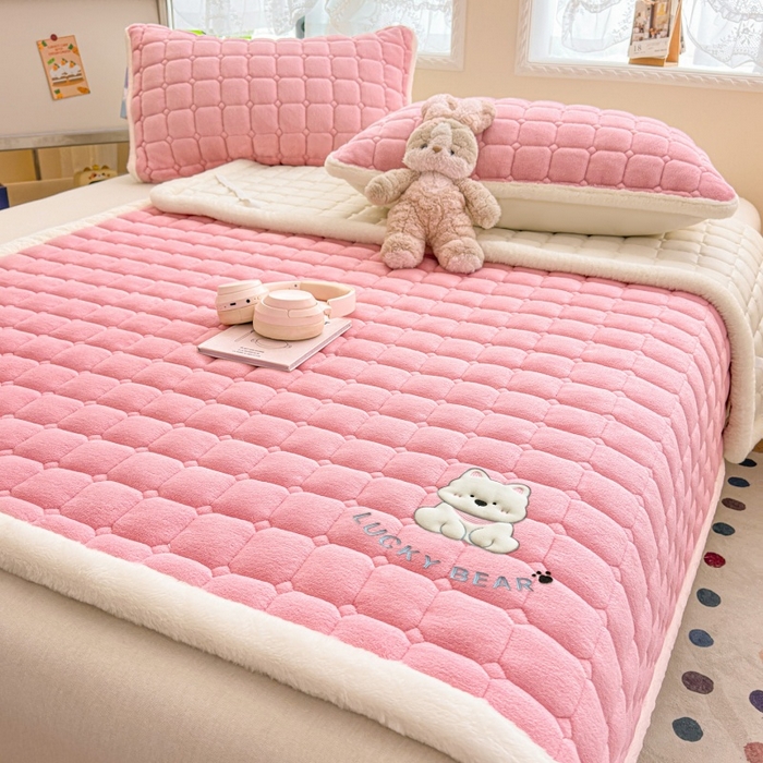 91家纺网 家纺一手货源 找家纺 爱屋及屋 2025新款牛奶绒小狗毛巾绣床垫-大床 luck狗-粉玉