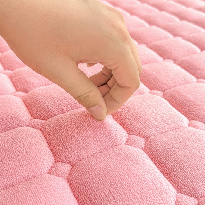 91家纺网 家纺一手货源 找家纺 爱屋及屋 2025新款牛奶绒小狗毛巾绣床垫-大床 luck狗-粉玉