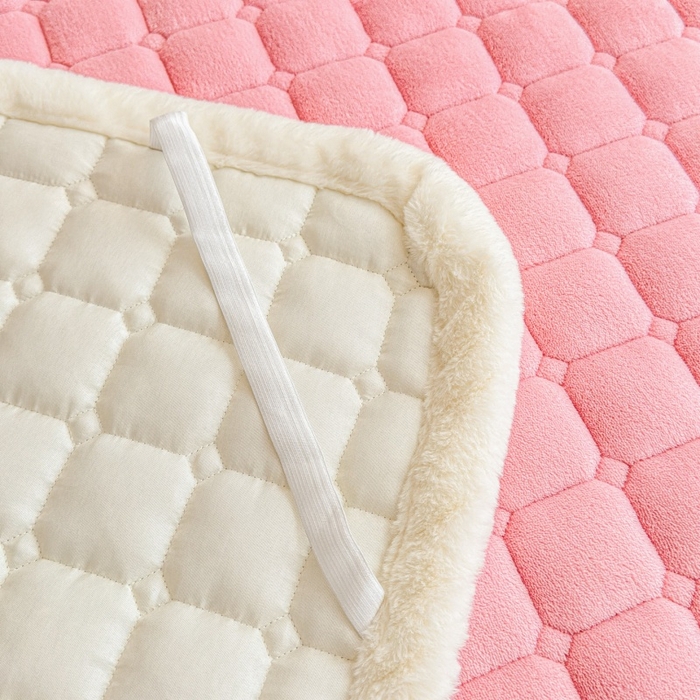 91家纺网 家纺一手货源 找家纺 爱屋及屋 2025新款牛奶绒小狗毛巾绣床垫-大床 luck狗-粉玉