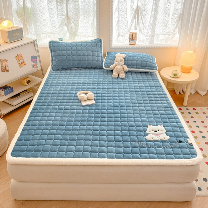 91家纺网 家纺一手货源 找家纺 爱屋及屋 2025新款牛奶绒小狗毛巾绣床垫-大床 luck狗-海蓝