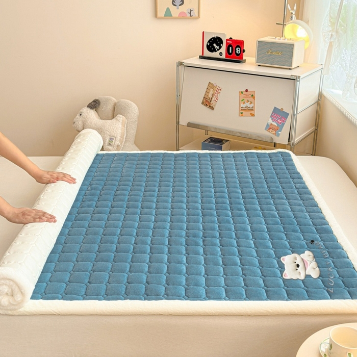 91家纺网 家纺一手货源 找家纺 爱屋及屋 2025新款牛奶绒小狗毛巾绣床垫-大床 luck狗-海蓝