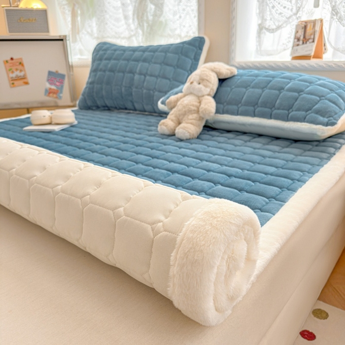 91家纺网 家纺一手货源 找家纺 爱屋及屋 2025新款牛奶绒小狗毛巾绣床垫-大床 luck狗-海蓝