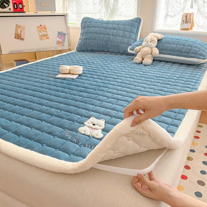 91家纺网 家纺一手货源 找家纺 爱屋及屋 2025新款牛奶绒小狗毛巾绣床垫-大床 luck狗-海蓝