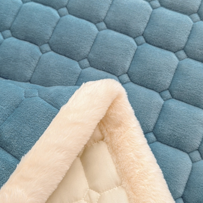 91家纺网 家纺一手货源 找家纺 爱屋及屋 2025新款牛奶绒小狗毛巾绣床垫-大床 luck狗-海蓝