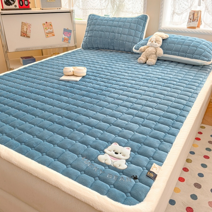 91家纺网 家纺一手货源 找家纺 爱屋及屋 2025新款牛奶绒小狗毛巾绣床垫-大床 luck狗-海蓝