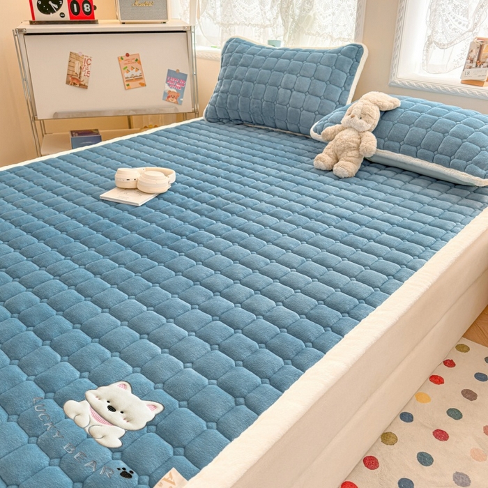 91家纺网 家纺一手货源 找家纺 爱屋及屋 2025新款牛奶绒小狗毛巾绣床垫-大床 luck狗-海蓝