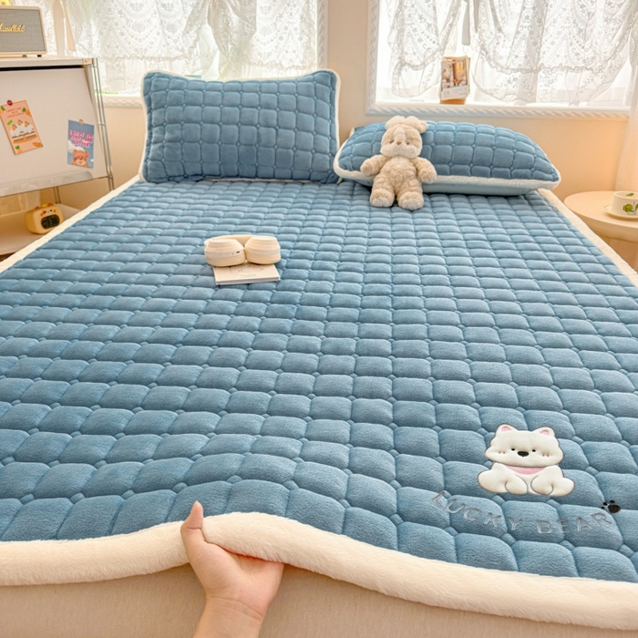 91家纺网 家纺一手货源 找家纺 爱屋及屋 2025新款牛奶绒小狗毛巾绣床垫-大床 luck狗-海蓝