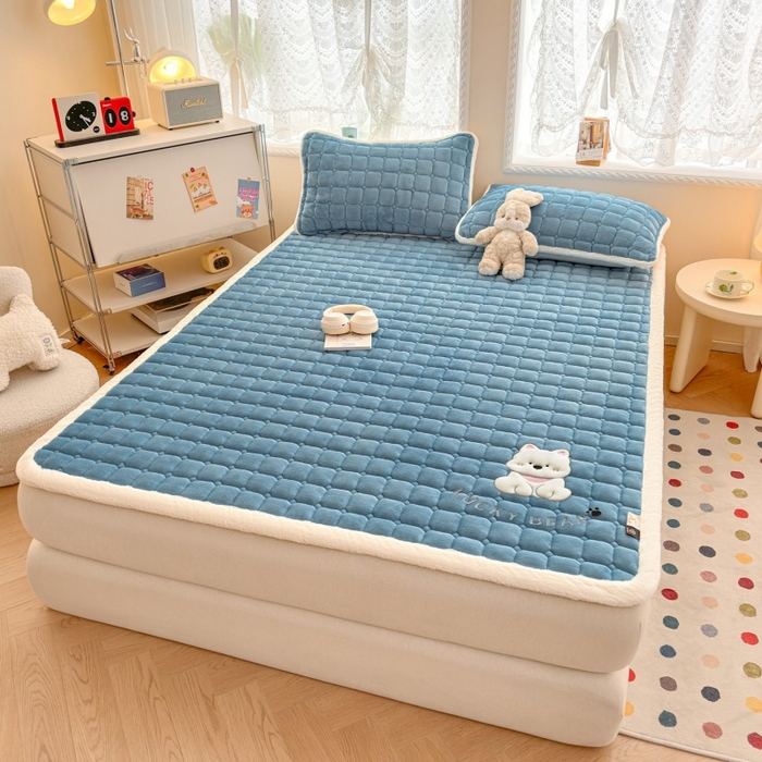 91家纺网 家纺一手货源 找家纺 爱屋及屋 2025新款牛奶绒小狗毛巾绣床垫-大床 luck狗-海蓝