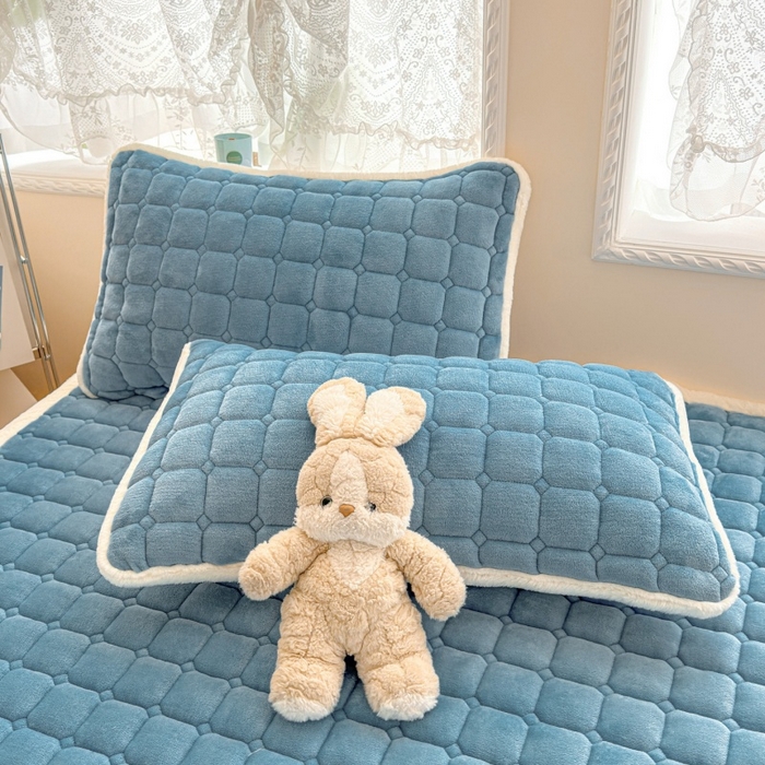 91家纺网 家纺一手货源 找家纺 爱屋及屋 2025新款牛奶绒小狗毛巾绣床垫-大床 luck狗-海蓝