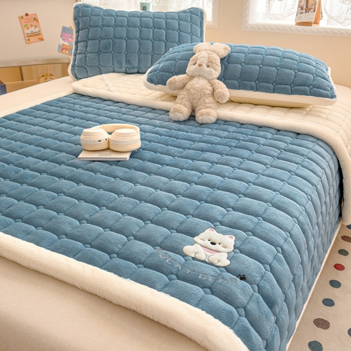 91家纺网 家纺一手货源 找家纺 爱屋及屋 2025新款牛奶绒小狗毛巾绣床垫-大床 luck狗-海蓝