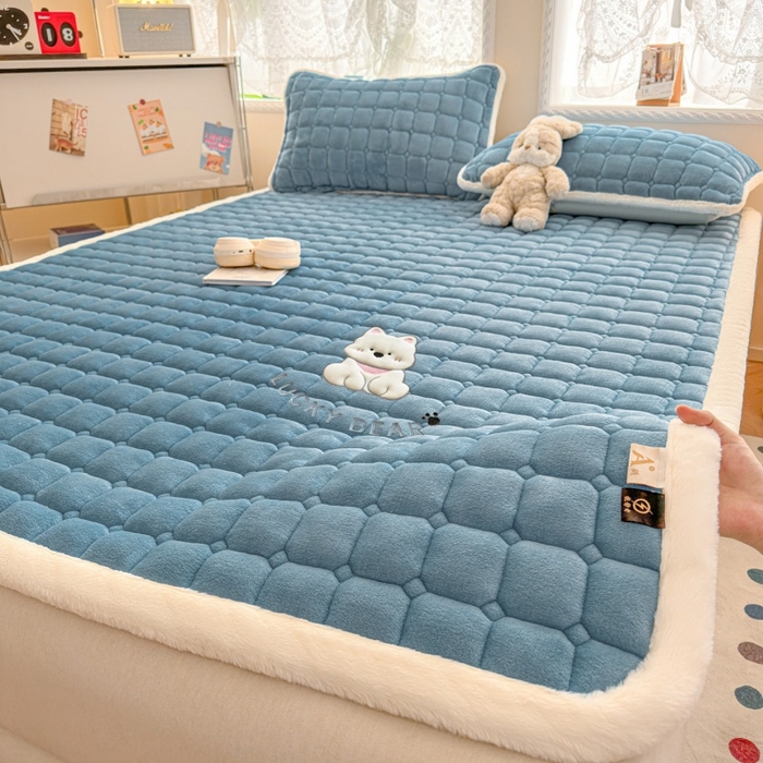 91家纺网 家纺一手货源 找家纺 爱屋及屋 2025新款牛奶绒小狗毛巾绣床垫-大床 luck狗-海蓝