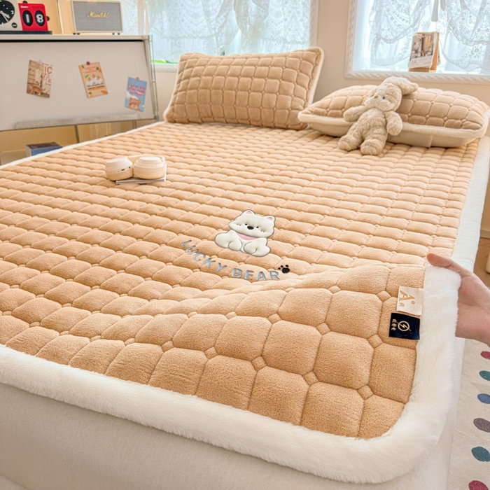 91家纺网 家纺一手货源 找家纺 爱屋及屋 2025新款牛奶绒小狗毛巾绣床垫-大床 luck狗-卡其