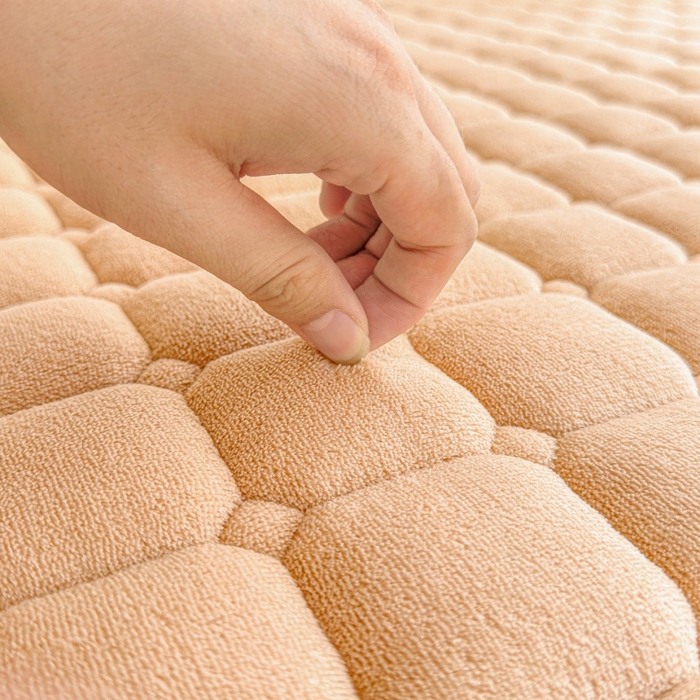 91家纺网 家纺一手货源 找家纺 爱屋及屋 2025新款牛奶绒小狗毛巾绣床垫-大床 luck狗-卡其