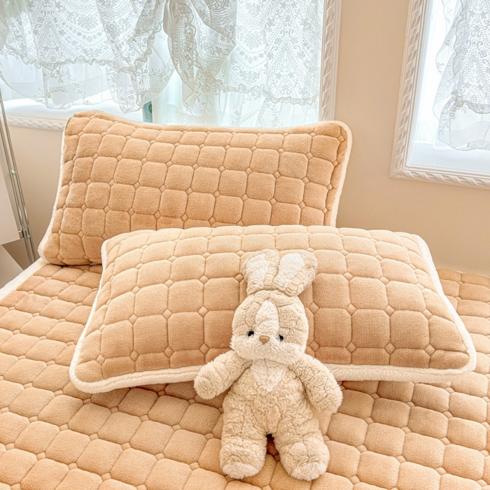 91家纺网 家纺一手货源 找家纺 爱屋及屋 2025新款牛奶绒小狗毛巾绣床垫-大床 luck狗-卡其