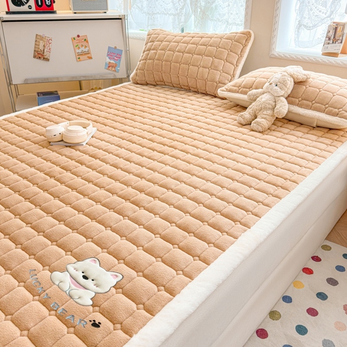 91家纺网 家纺一手货源 找家纺 爱屋及屋 2025新款牛奶绒小狗毛巾绣床垫-大床 luck狗-卡其