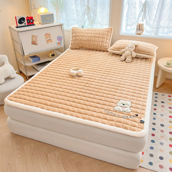 91家纺网 家纺一手货源 找家纺 爱屋及屋 2025新款牛奶绒小狗毛巾绣床垫-大床 luck狗-卡其